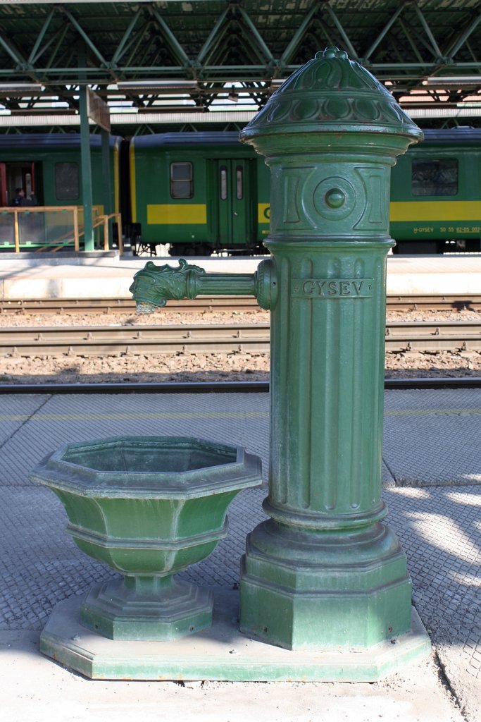 Brunnen mit Eigentumsmerkmal am Bahnsteig 4/5 des Bf. Sopron. Bild vom 02.Mrz 2013.