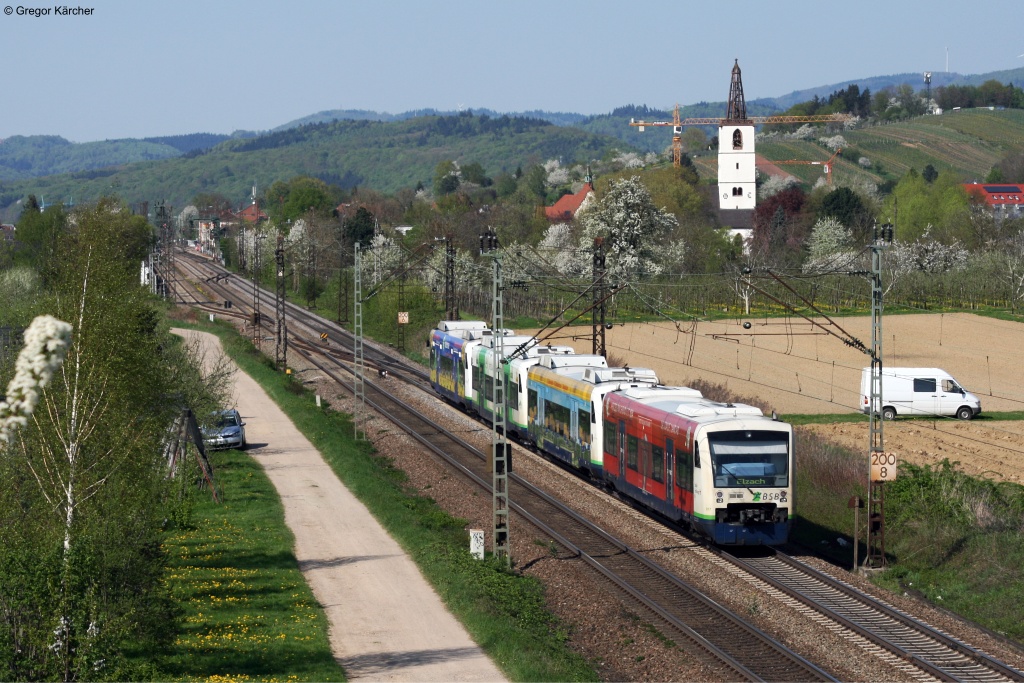 BSB 88430 (Freiburg-Elzach) kurz vor Denzlingen am 25.04.2013. Gleich 3 der 4 Triebwagen waren Werbefahrzeuge. Hier die Auflistung des Quartetts: Ganz hinten, der mit der roten Werbung ist VT 017 (650 044-0  Stadt Freiburg ), dann folgt VT 006 (650 033-3), der normal aussehende ist VT 005 (650 032-5  Ihringen am Kaiserstuhl ) und angefhrt wurde das Quartett von VT 007 (650 034-1   Freiburg im Breisgau ).