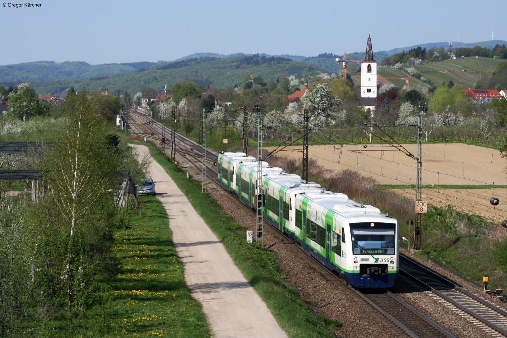 BSB 88433 Elzach-Freiburg Hbf verlsst den Bahnhof Denzlingen am 25.04.2013. Hier die Auflistung des Quartetts von vorne nach hinten: VT 019 (650 046-5), VT 010 (650 037-4  Winden im Elztal ), VT 016 (650 040-2  Denzlingen ) und ganz hinten VT 021 (650 048-1).