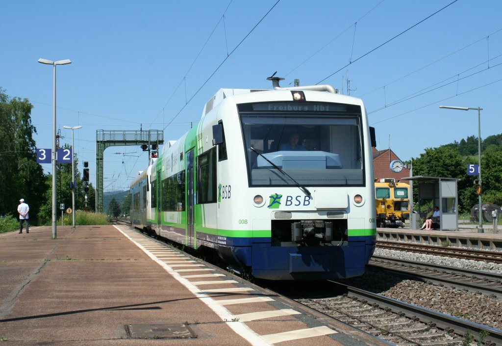 BSB-VT 008 und ein weiterer BSB-Triebwagen waren am 16.06.13 auf dem Weg von Elzach nach Freiburg (Breisgau) Hbf. Hier ist das Doppel bei der Einfahrt in Denzlingen zu sehen.