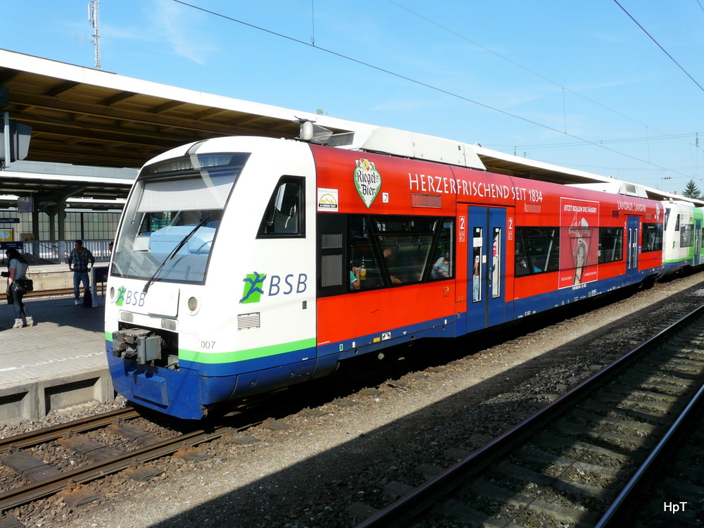 BSB - VT 95 80 065 0 034-1 mit Werbung im Bahnhof von Freiburg i.B am 22.09.2010