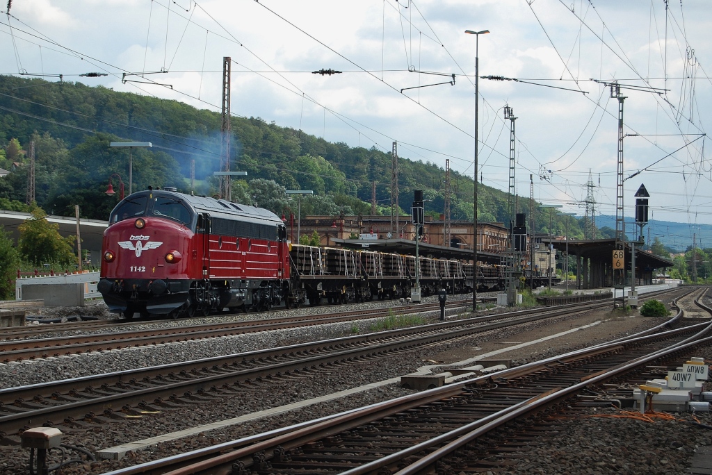 bsbs-Nohab 1142 fhrt mit einem schweren Schwellenzug am 8.8.2012 aus Kreiensen raus. Zu dem Zeitpunkt fanden im Bahnhof Freden (Leine) Gleisbauarbeiten statt.