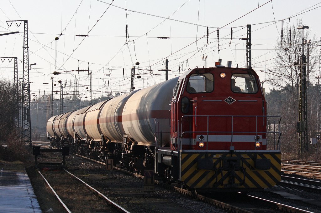 BSM Lok Max 80 am 6.2.12 mit einem Gaskesselwagenzug bei der Durchfahrt durch Duisburg-Entenfang.