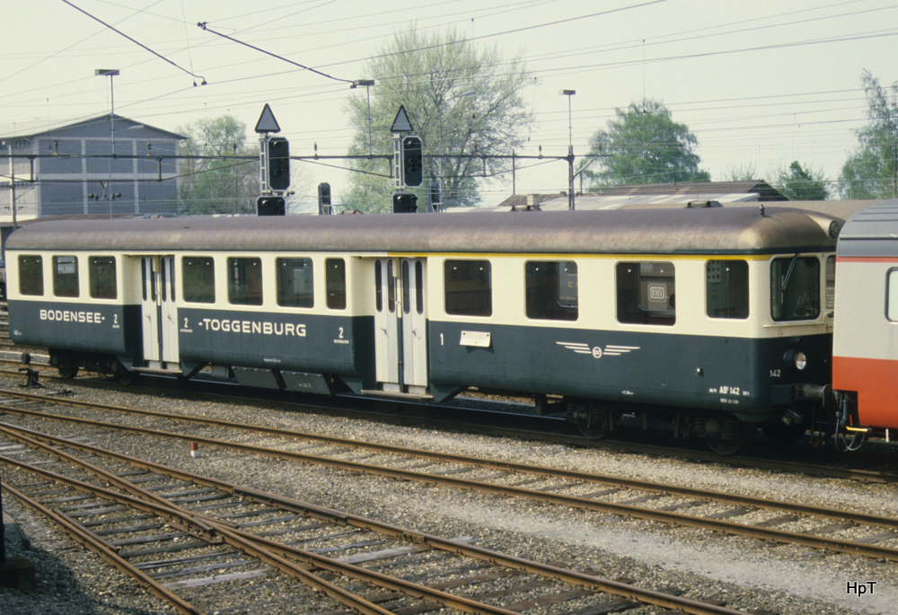 BT / SOB - Steuerwagen ABt 142 in Rohrschach im Mia 1985 .. Bild wurde aus Fahrendem Zug hinaus Gemacht .. Bild ab Dia