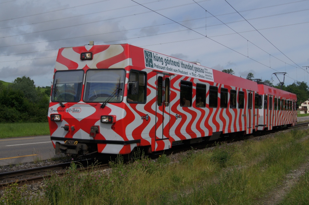 Bt 112 und Be 4/4 14 erreichen am 14.6.12 Wiesengrund als R 7098 nach Wil.