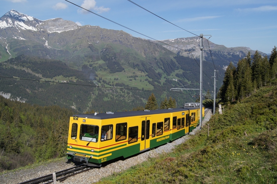 Bt 242 und BDeh 4/4 121 nhern sich am 21.5.11 Wengernalp.