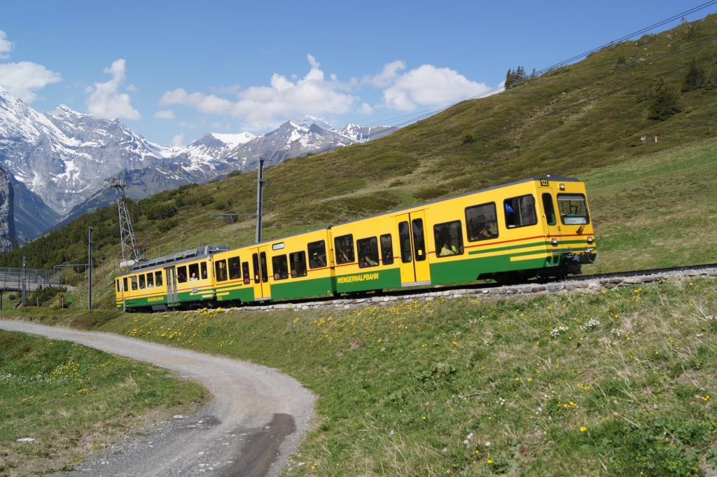 Bt 243 befindet sich am 21.5.11 gemeinsam mit dem BDeh 4/4 122 unterhalb d3er Kleinen Scheidegg.