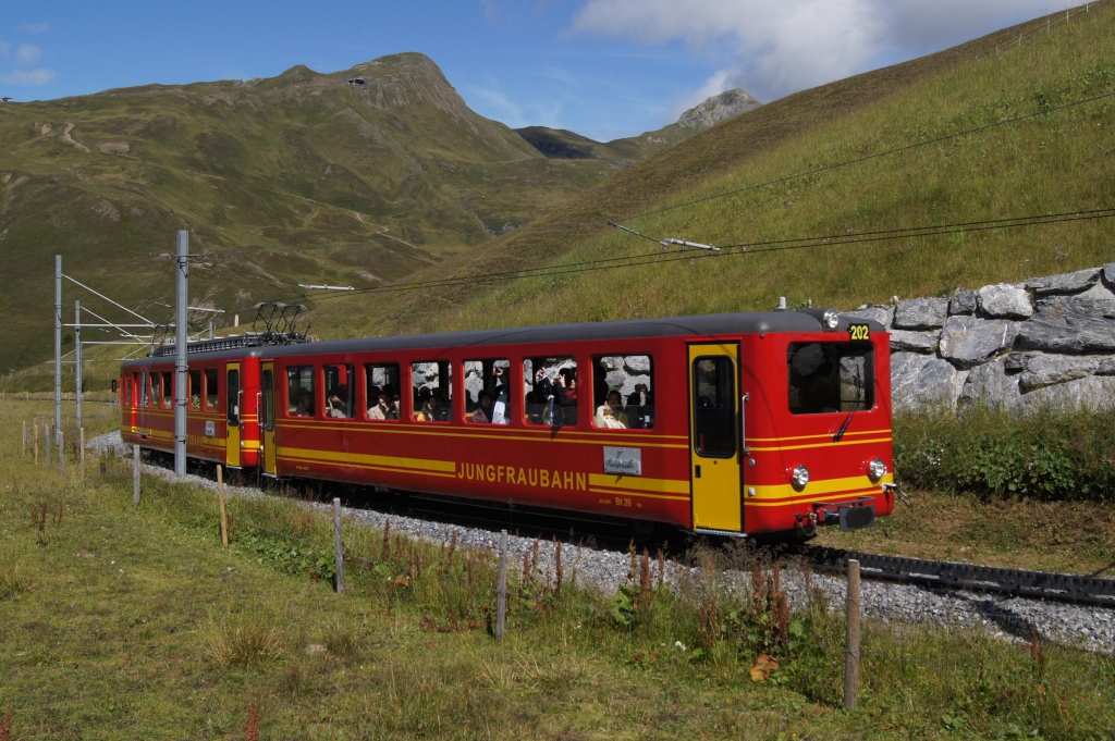 Bt 26 und BDhe 2/4 202 befinden sich am 13.8.11 oberhalb der Kleinen Scheidegg. im Hintergrund zu sehen ist das Lauberhorn, von wo aus jeden Winter die weltberhmte Weltcup-Abfahrt gestartet wird.