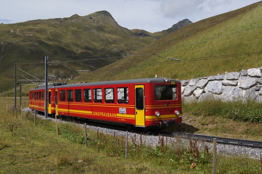 Bt 26 und BDhe 2/4 202 fahren am 13.8.11 von der Kleinen Scheidegg Richtung Eigergletscher.