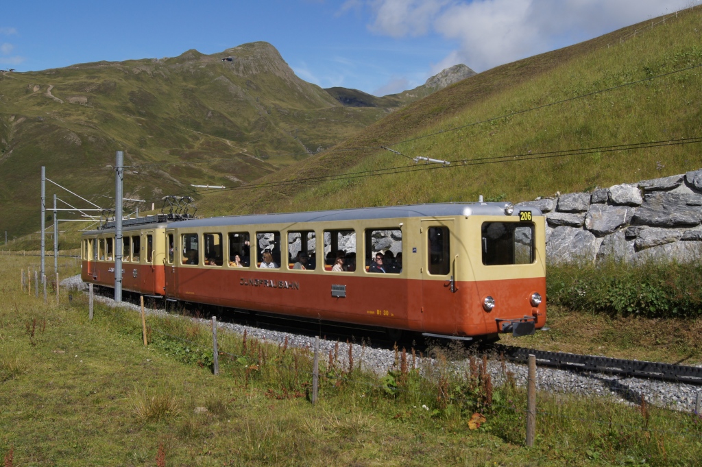Bt 30 und BDhe 2/4 206 klettern am 13.8.11 von der Kleinen Scheidegg bergwrts.