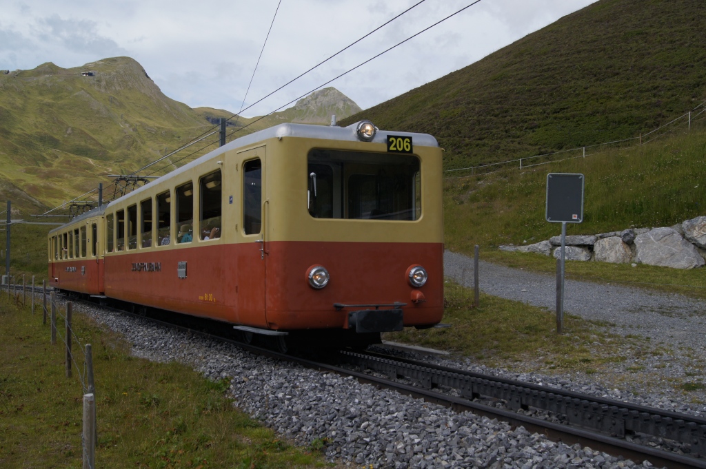 Bt 33 und BDhe 2/4 209 befinden sich am 13.8.11 oberhalb der Kleinen Scheidegg.