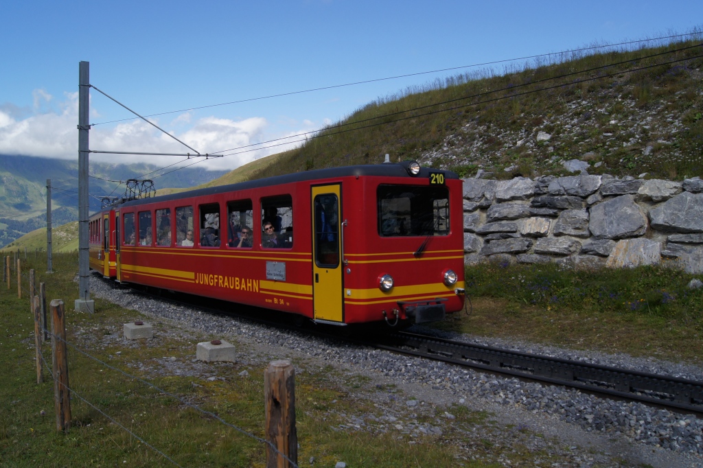 Bt 34 und BDhe 2/4 210 fahren am 13.8.11 von der Kleinen Scheidegg Richtung Jungfraujoch.