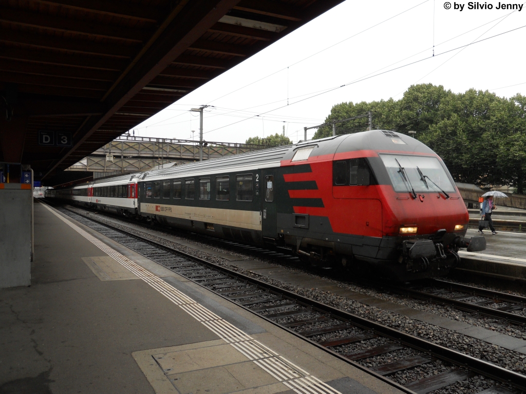 Bt 50 85 28-94 903-7 am 18.6.2011 in Winterthur. Wer genau hinsieht, sieht dass hinter dem Steuerwagen keine EW4, sondern EC-Wagen sind. Denn seit die Apm/Bpm61 das Refit erhaltne, sind sie auch pendelfhrig. Von dieser Einrichtung wurde vom 16.-19.6.2011, als die Bahnstrecke St.Margrethen - Lustenau unterbrochen war, Gebrauch gemacht, in dem die EC 19x zwischen St.Margrethen und Zrich verpendelt wurden.