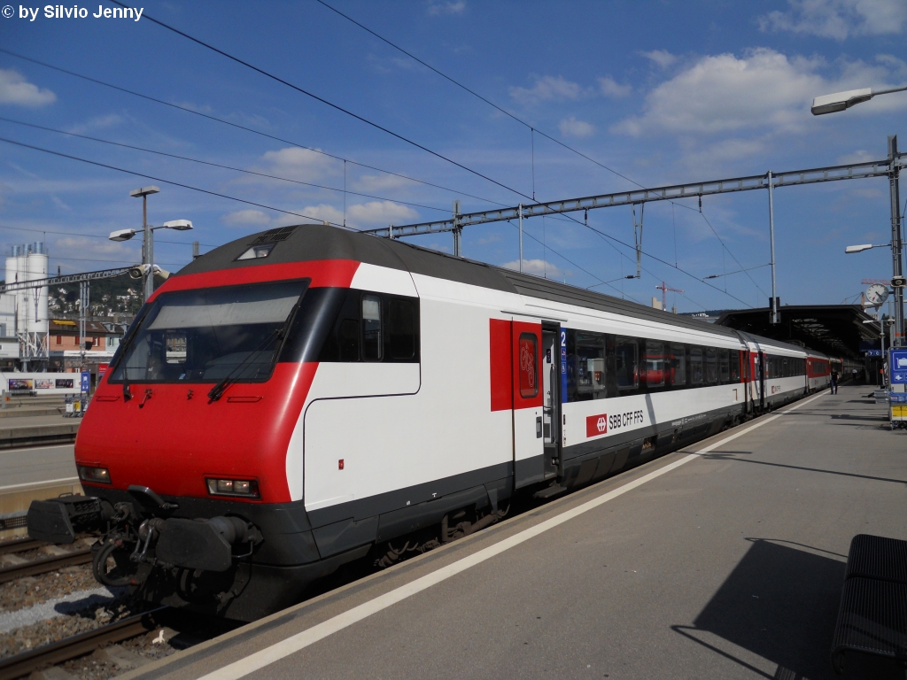 Bt 50 85 28-94 932-6 am 7.8.2010 in Zrich HB als IC 580 nach Basel SBB. Der IC 580 wird Mo-Fr mit einem ICN gefhrt. Dieser wird allerdings am Wochenende am Gotthard bentigt. Als Ersatz kommt daher ein IC-Dosto zum Einsatz, der aber wegen fehlendem Speise-/Bistrowagen den IC-Standard nicht erfllt. Hierzu wurde ein Modul A-WR-B-Bt eingerichtet. es ist somit der einzige Pendelzug, der im Zusatzmodul eine Verpflegungsmglichkeit bietet.