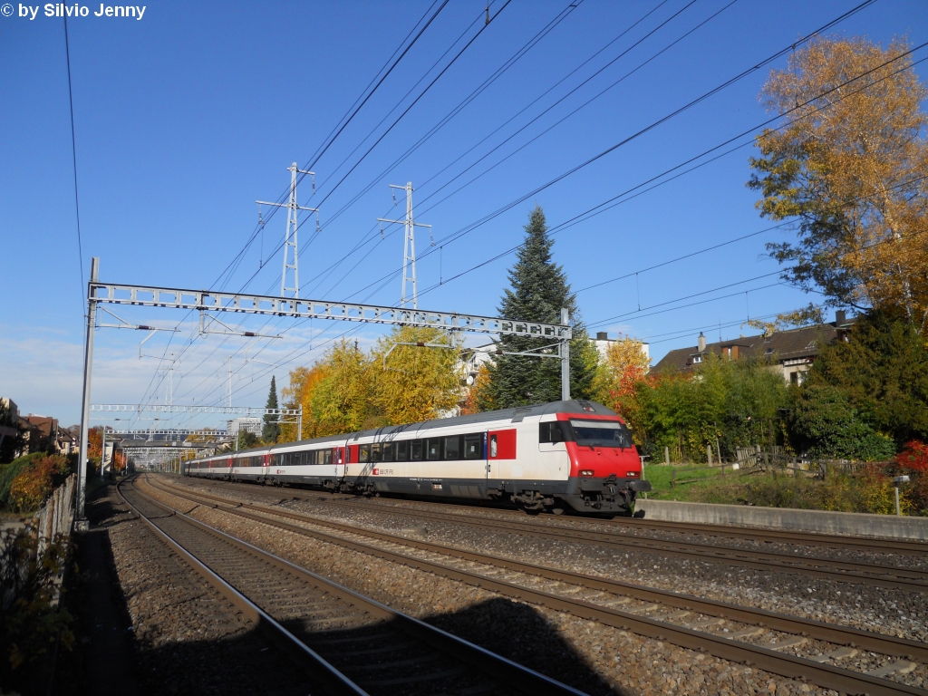 Bt 50 85 28-94 987-0 (und die schiebende Re 460 051-6 ''166'') am 31.10.2010 als IR 9057 nach Konstanz zwischen Winterthur und Oberwinterthur bei der Blockstelle Pflanzschule.
