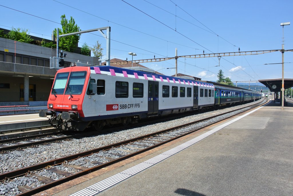Bt NPZ, ex. MThB, 50 85 29-35 974-9 an der Spitze eines EW I/II Pendels als RE 2946 beim Zwischenhalt in Lyss, 03.08.2013.