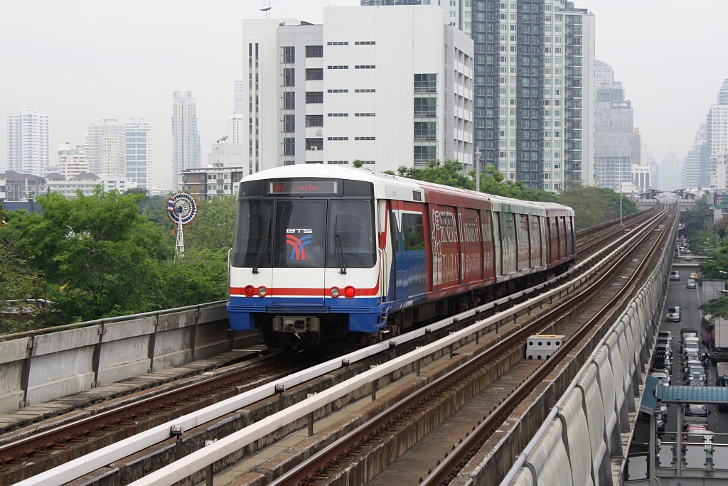 BTS 1120 hat am 16.März 2011 die Ekkamai Station (E7) verlassen und fährt in Richtung Thong Lo Station (E6).