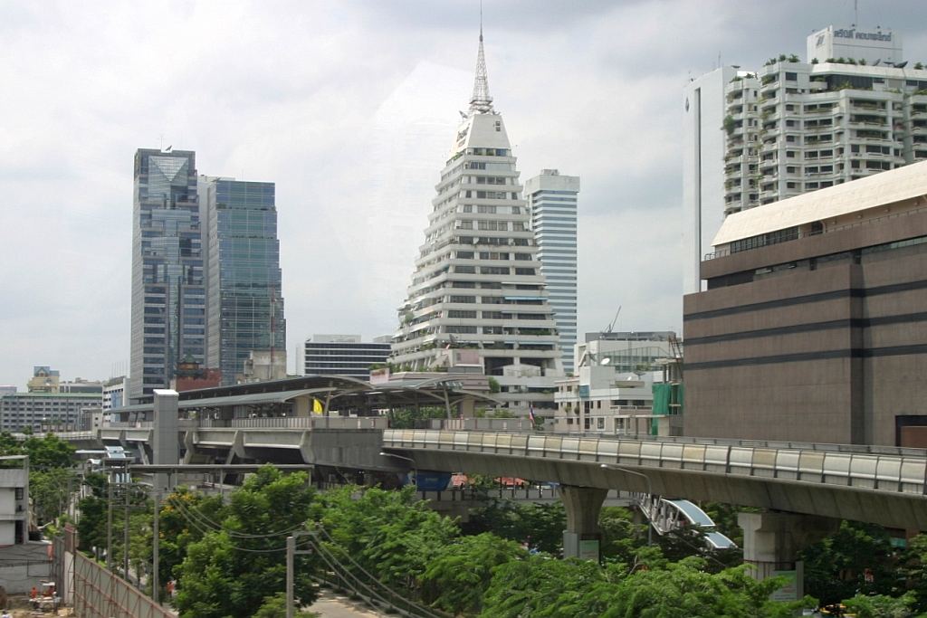 BTS Chong Nonsi Station (S3), aufgenommen aus einem fahrenden Triebwagen am 22.Mai 2007.