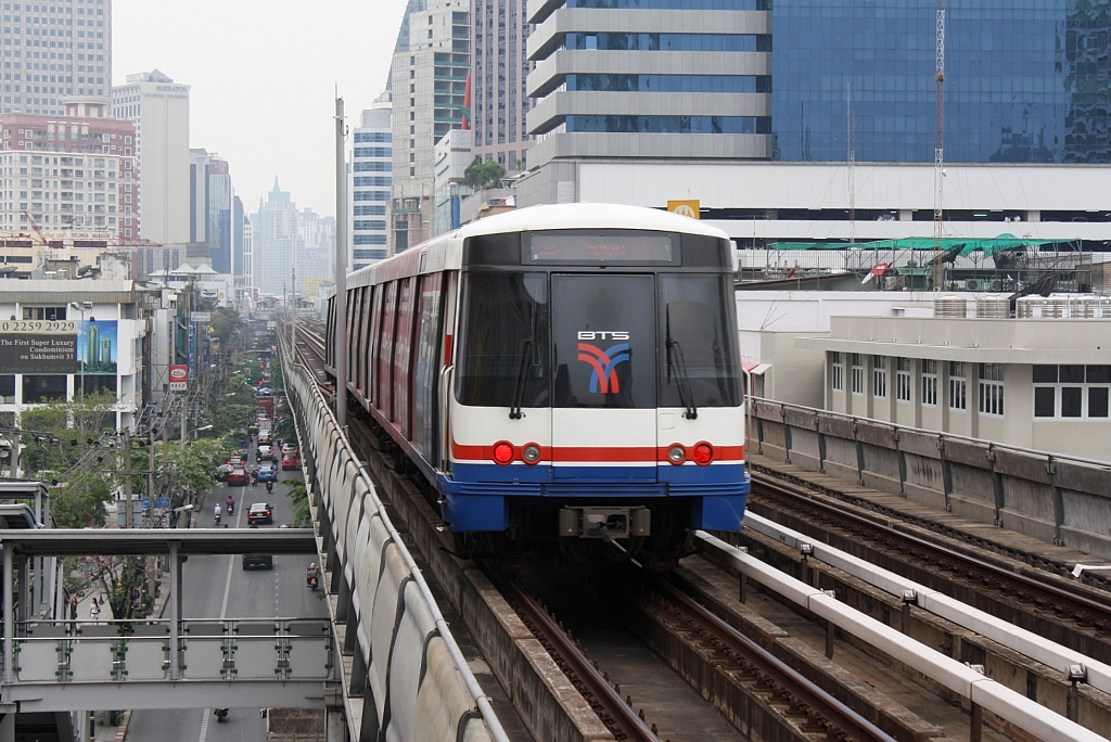 BTS (Skytrain) Triebwagen 11.. hat am 16.März 2011 die Phrom Phong Station (E5) verlassen und fährt in Richtung Asok Station (E4).