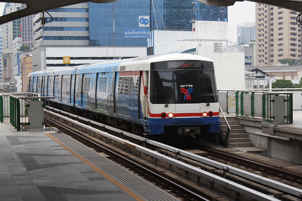 BTS (Skytrain) Triebwagen 1134 fährt am 16.März 2011 von der Asok Station (E4) kommend in die Phrom Phong Station (E5) ein.