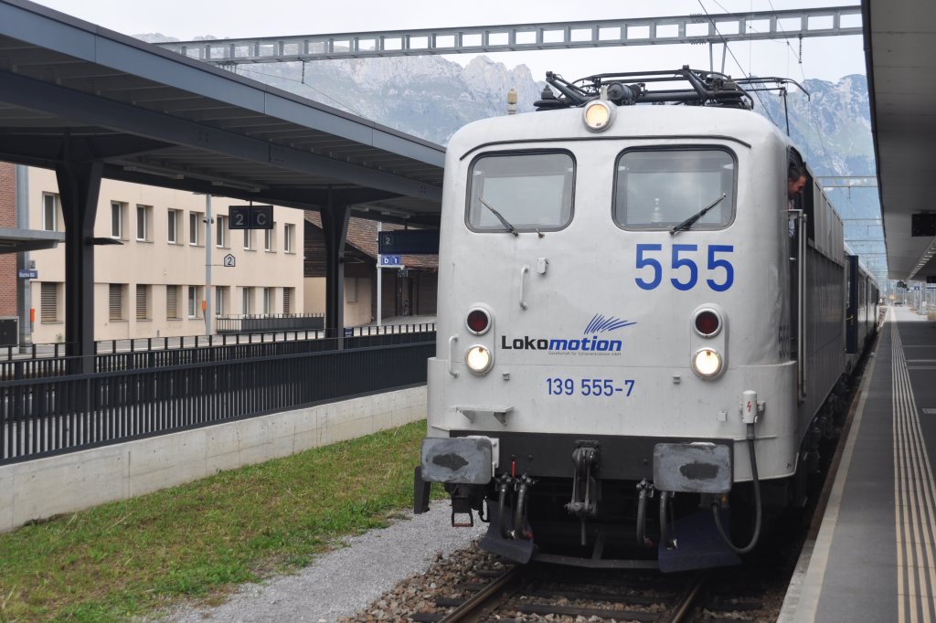 BUCHS (Kanton St. Gallen), 04.10.2012, Lokomotion 555 vor einem Sonderzug