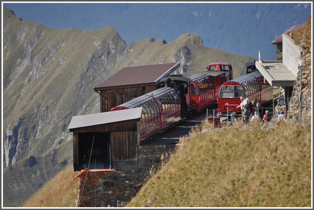 Buchstblich ber dem Abgrund hngt die voll besetzte Station Brienzer Rothorn. (01.10.2011)
