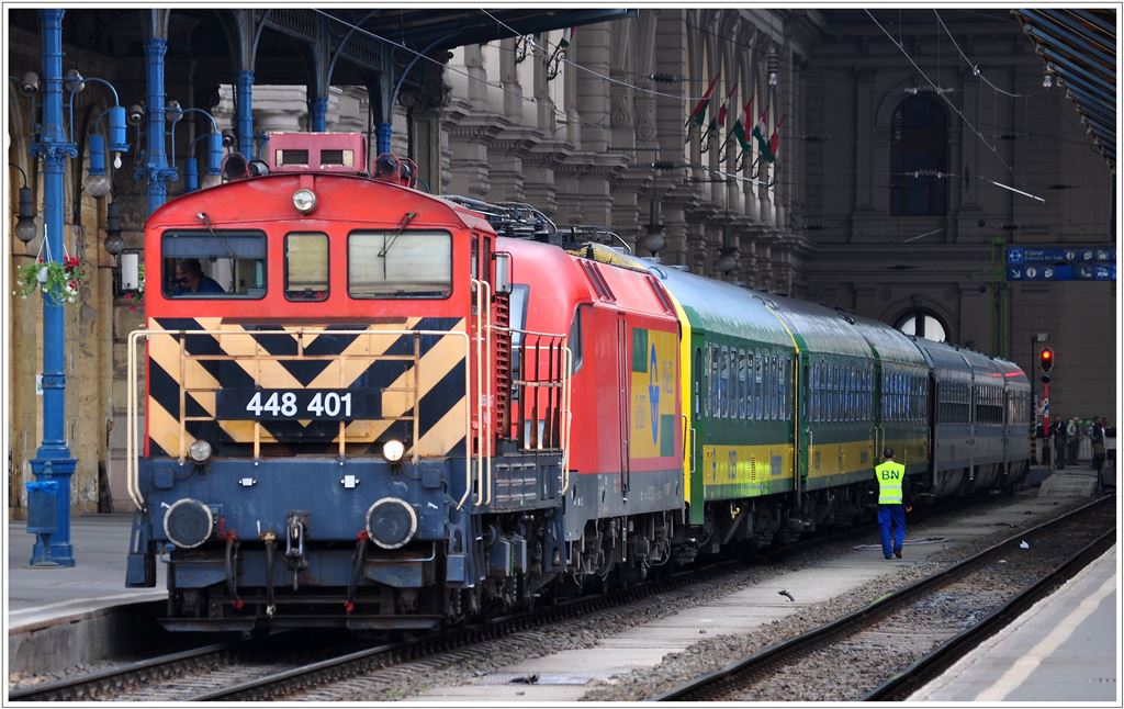 Budapest Keleti Plyaudvar.448 401 hat einen GySEV/ROeEE Zug in die Halle geschoben. (14.05.2013)