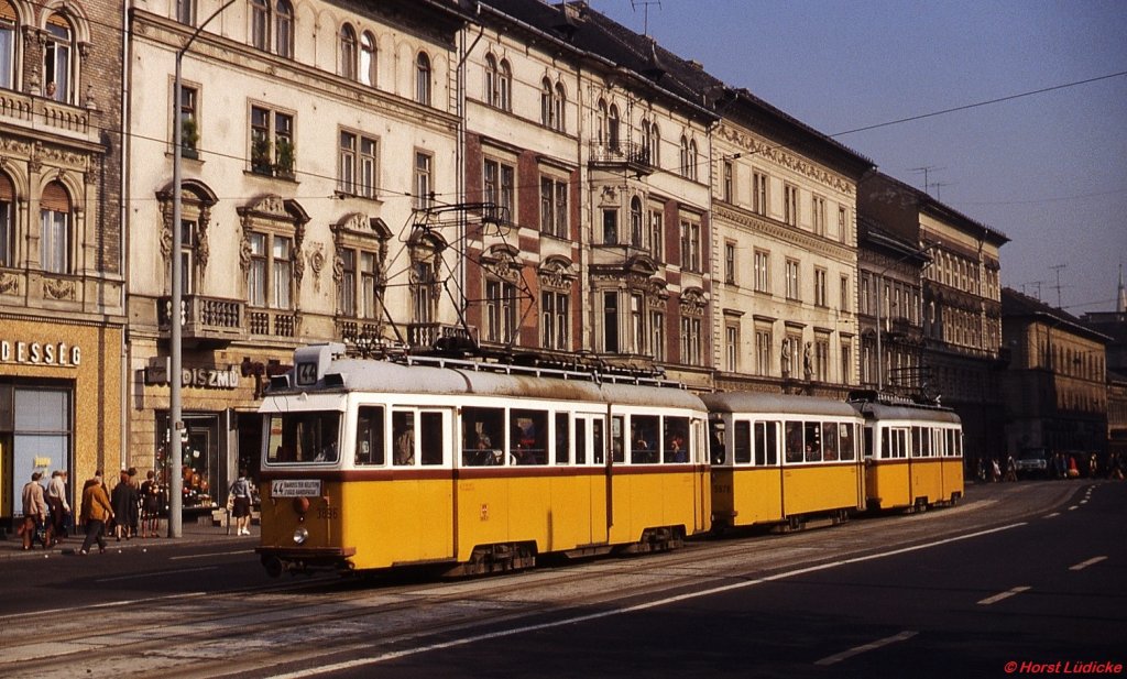Budapest - Uv5 3896 ist auf der Thököly ut unwelt des Ostbahnhofes mit einem klassischen 3-Wagen-Zug im Oktober 1978 auf der Linie 44 unterwegs. Der Triebwagen gehört zu den letzten in Dienst gestellten Uv (1965).