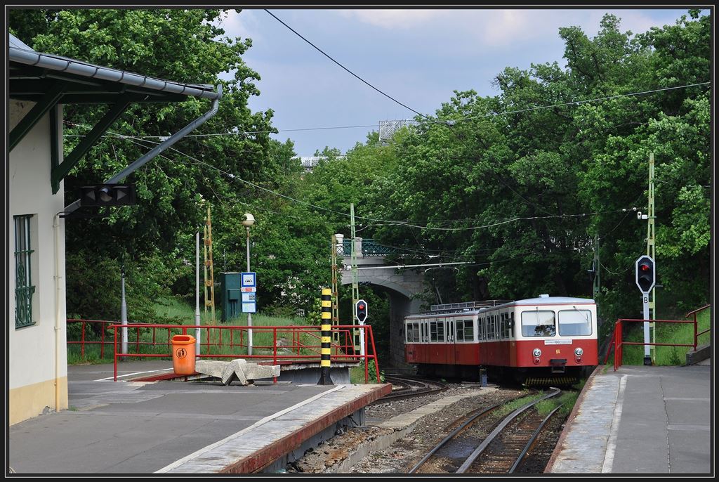 Budapester Zahnradbahn Vrosmajor - Szchenyi-hegy. Zug 64 verlsst die Bergstation Szchenyi-hegy. (11.05.2013)