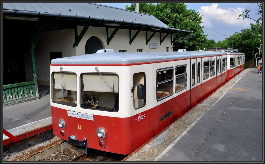Budapester Zahnradbahn Vrosmajor - Szchenyi-hegy. Zug 64 in der Bergstation Szchenyi-hegi. (11.05.2013)