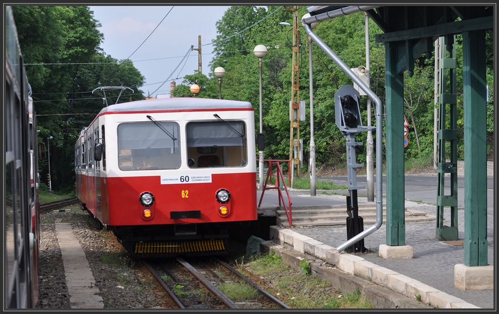 Budapester Zahnradbahn Vrosmajor - Szchenyi-hegy. Kreuzung mit Zug 62 in Gyngyvirg. (11.05.2013)