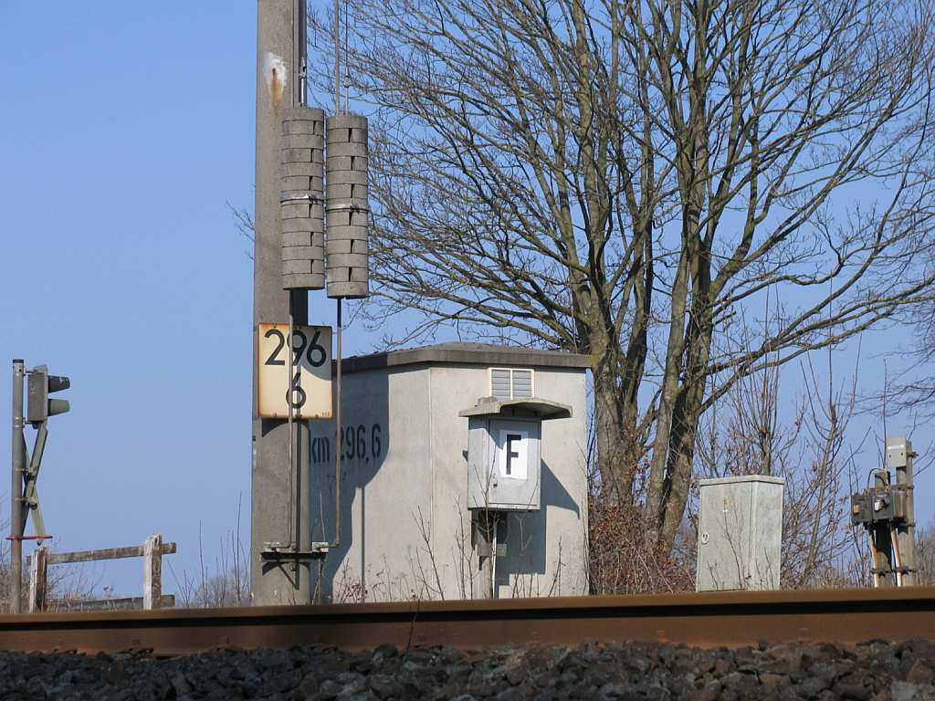 B 296.6 mit Streckenfernsprecher bei Devermhlen am 23-3-2012.