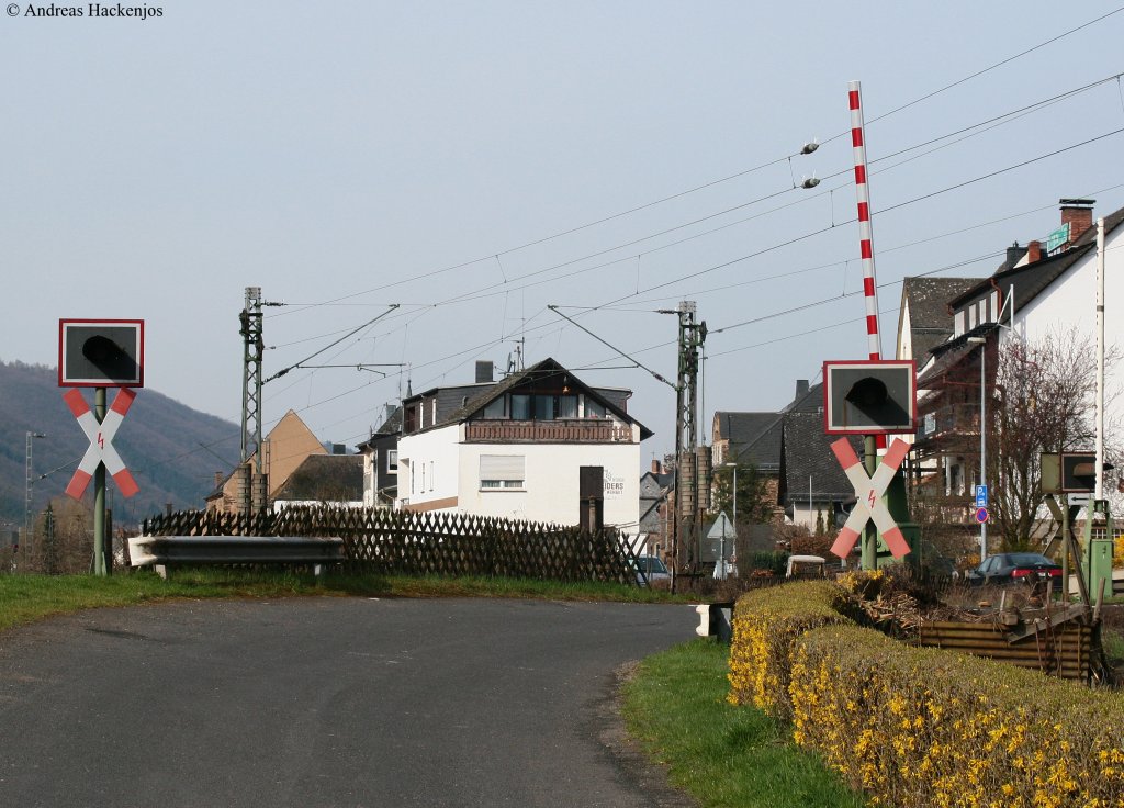 B bei Pommern an der Moselstrecke. Hier hat nicht das Gleis die Kruvenberhhung sondern die Strae ;-) Aufnahme vom 2.4.10