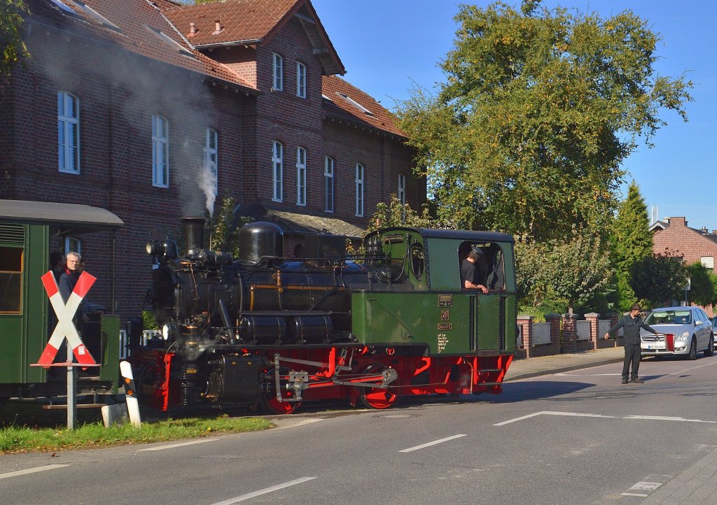 B Geilenkirchener Strae in Birgden, die Lok Nr. 20 berquert gerade nach dem Anhalten des Straenverkehrs den B. Gleich ist der Bahnhof Brigden erreicht. 30.9.2012