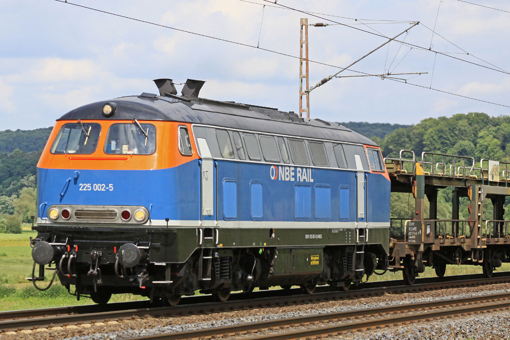 B Km 75,1  225 002 NBE Rail in Richtung Gttingen 14.06.2013/15:26  
Baureihe 215 / Krupp 1969  1840KW