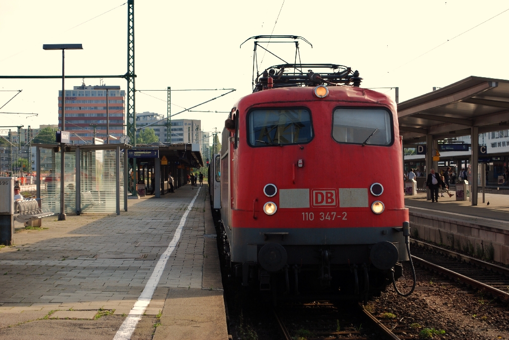 B�gelfalte 110 347-2 mit l�dierter Stirn wartet am 10.08.2010 in M�nchen Ost auf die Abfahrt