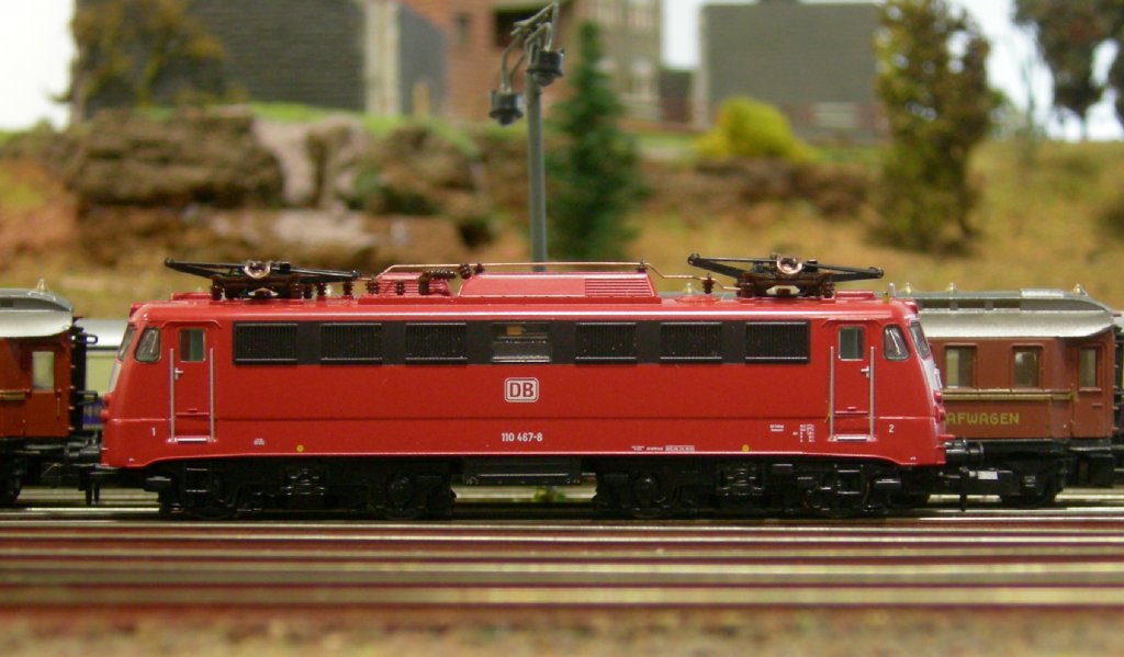 Bgelfalte DB BR 110, Betriebsnummer 110 467-8; Orientrot; Hersteller Hobbytrain. Diese Lok und ihre Schwestern (3 an der Zahl) fahren bei uns seit Januar 2009 jeden Samstag von 11 bis 17 Uhr und brauchten bis heute noch nicht Gewartet zu werden. Das Fahr- und Zugverhalten ist auch ohne Haftreifen ausreichend.
