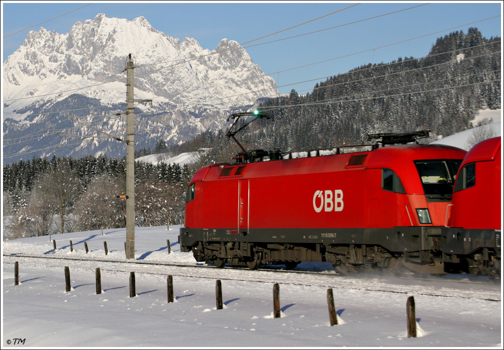 Bgelfeuer vorm Kaisergebirge: 1116-Tandem fhrt mit GZ in Richtung Wrgl in Fieberbrunn vorbei. 29.01.2011