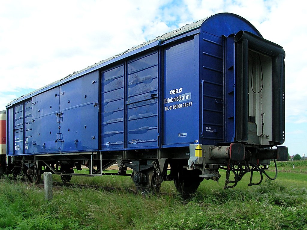 Bhnenwagen(40819462000-6)der Erlebnisbahn ist in Ernstbrunn hinterstellt;100809