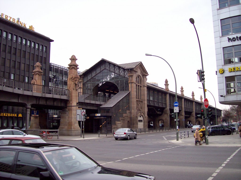 Blowstrae, Station der U 2, Hochbahnhalle, 1900/01 erbaut, Eingang mit maskenbesetzten Pylonen (19.03.2010)