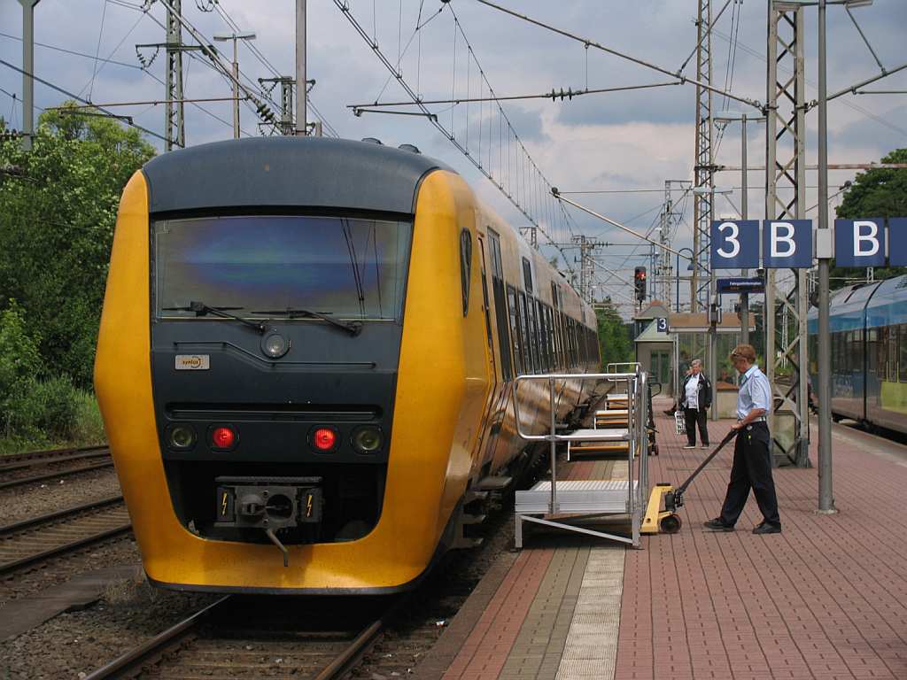 Buffel 57 (ehemalige NS 3439) von Syntus mit Regionalzug BE 20019 Hengelo-Bad Bentheim von Syntus/Bentheimer Eisenbahn auf Bahnhof Bad Bentheim am 11-7-2012. Die Bahnsteige in Bad Bentheim ist zu tief fr die Niederlndische Triebwagens.