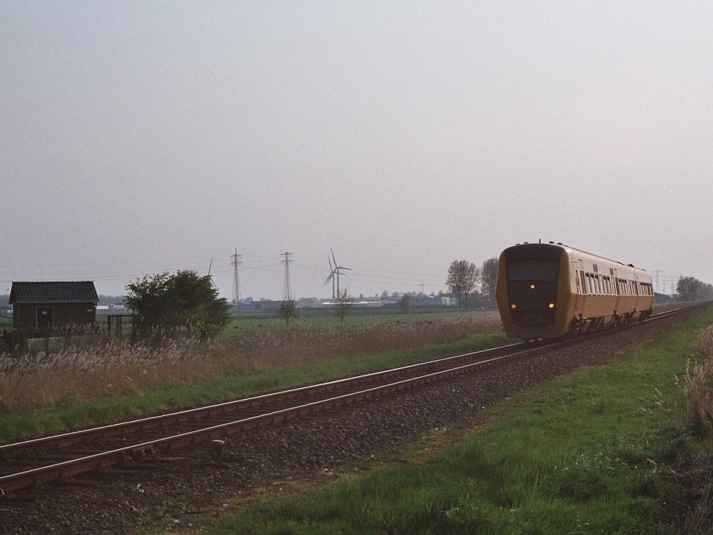  Buffel  der BR 3400 in Abendlicht mit Regionalzug zwischen Leeuwarden und Groningen bei Tytsjerk am 7-5-2006.