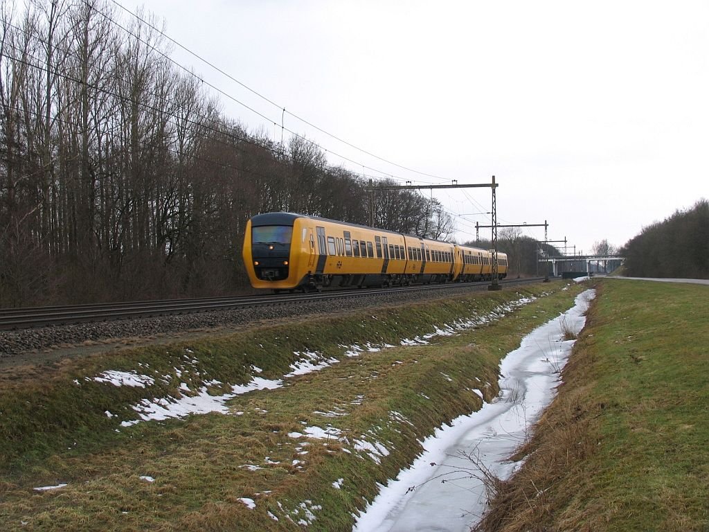 Buffels 3407 und 3415 mit Regionalzug 9125 Zwolle-Groningen CS bei Tynaarlo am 19-2-2010.