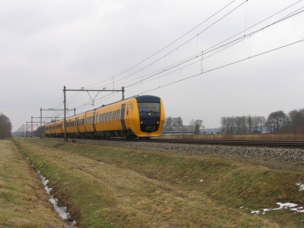 Buffels 3407 und 3415 mit Regionalzug 9150 Groningen CS-Zwolle bei Tynaarlo am 19-2-2010.