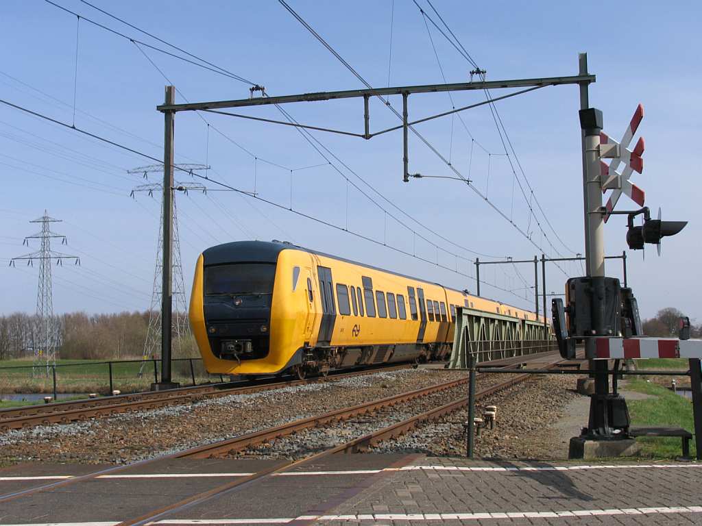 Buffels 3415 und 3408 mit Regionalzug 9142 Groningen-Zwolle auf die Vechtbrcke bei Herfte am 2-4-2010. 