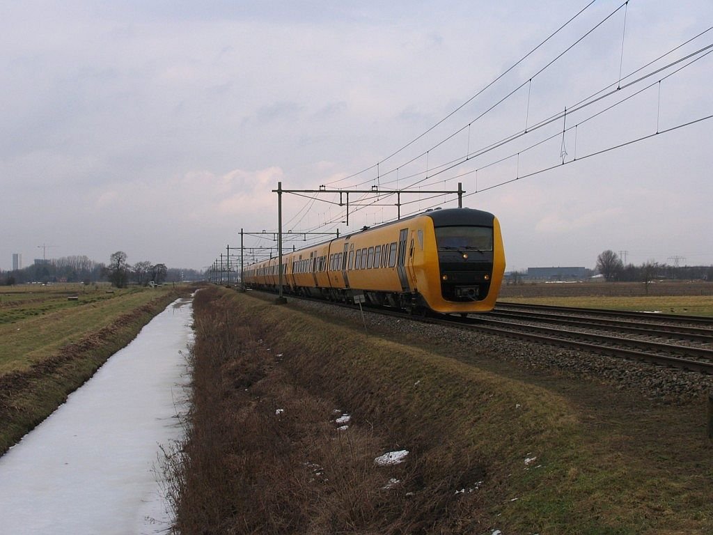Buffels 3420, 3434 und 3430 mit Regionalzug Groningen CS-Zwolle bei Haren am 19-2-2010.