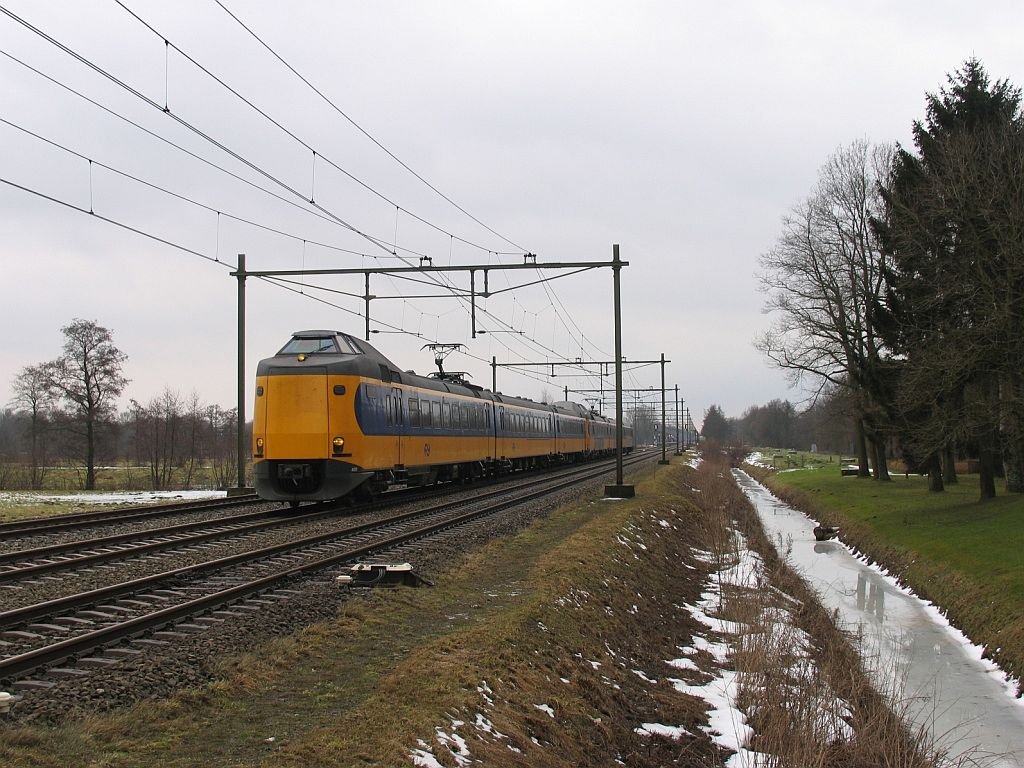 Buffels 3420, 3434 und 3430 mit Regionalzug 9154 Groningen CS-Zwolle bei Tynaarlo am 19-2-2010.