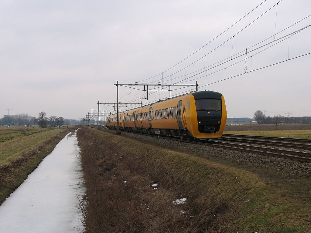 Buffels 3421 und 3406 mit Regionalzug 9146 Groningen CS-Zwolle bei Haren am 19-2-2010.