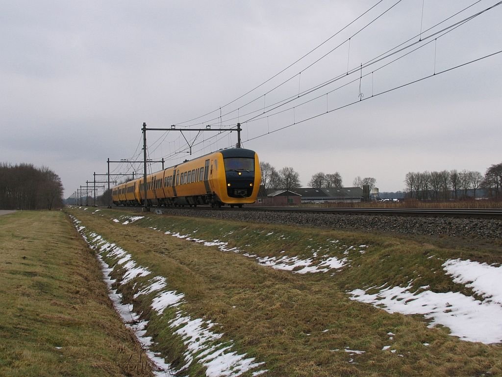 Buffels 3421 und 3406 mit Regionalzug 9134 Groningen CS-Zwolle bei Tynaarlo am 19-2-2010.