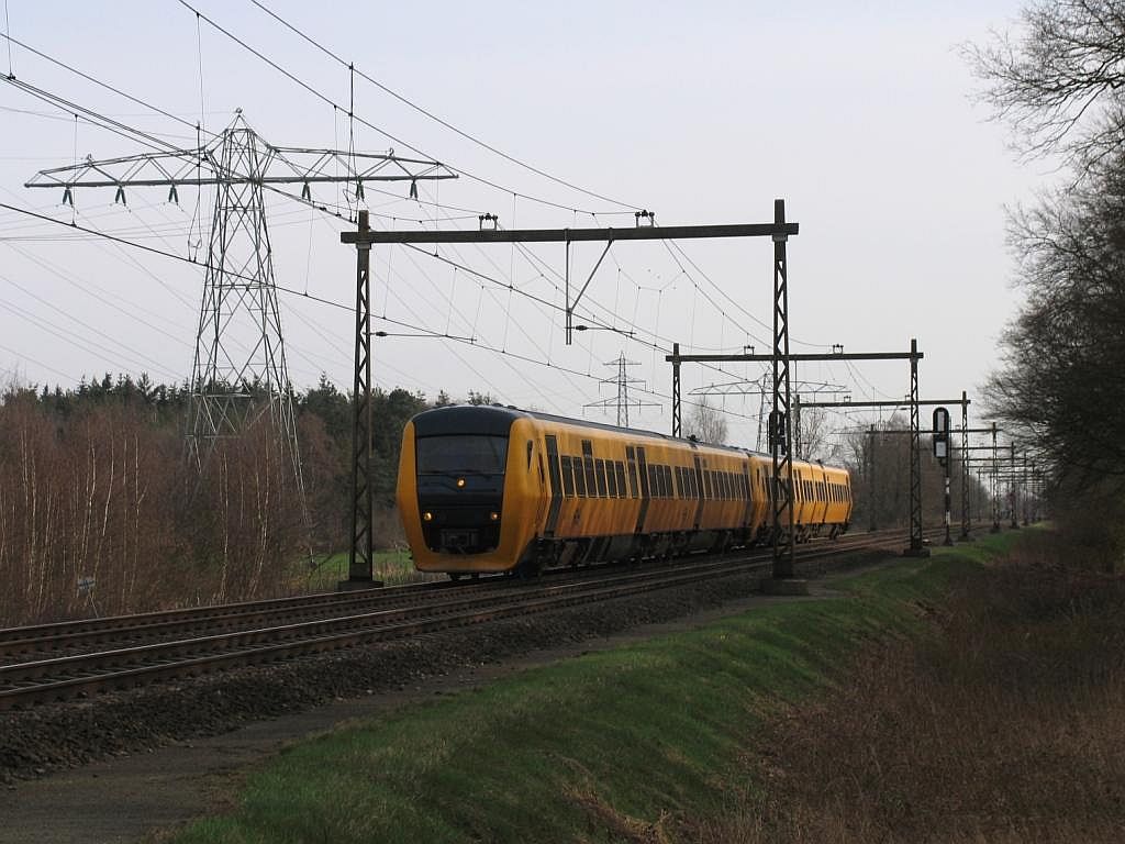 Buffels 3422 und 3424 mit Regionalzug 9134 Groningen-Zwolle bei Herfte am 2-4-2010.